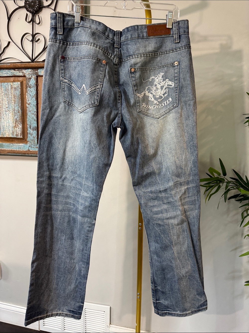 Winchester Men's distressed Straight Jeans in Faded Blue EUC 36
